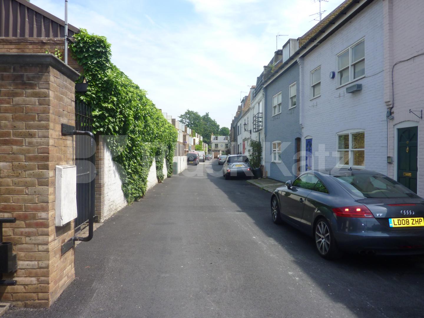 			MEWS HOUSE, 3 Bedroom, 1 bath, 1 reception Mews House			 Ruston Mews, NOTTING HILL